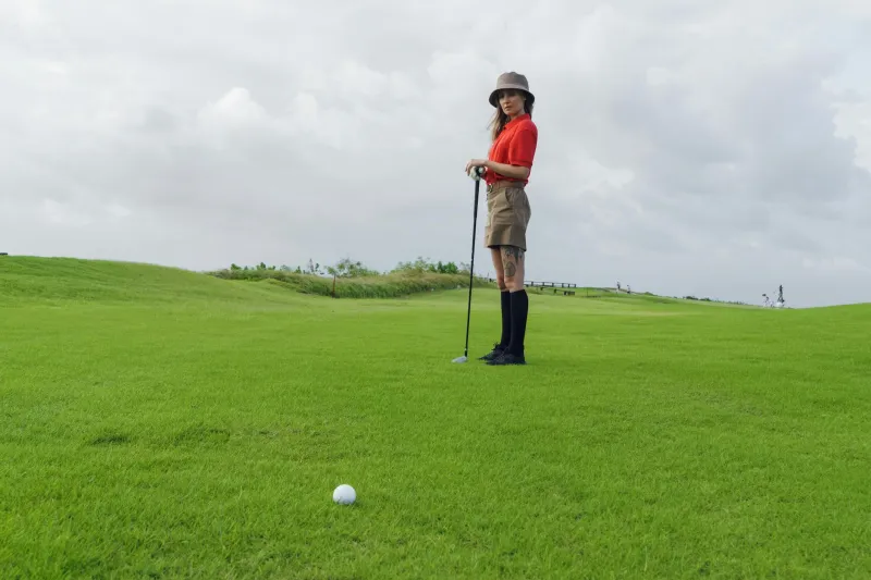 Breaking Par, Breaking Barriers: The Waitress Who Rewrote the Rules of Golf